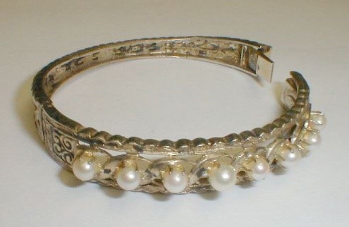 Sterling hinged bangle with eight perls