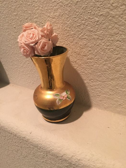 pictures don't do this  little vase justice 