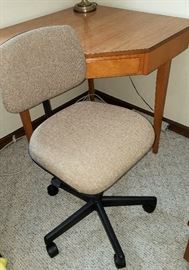 Corner desk & office chair