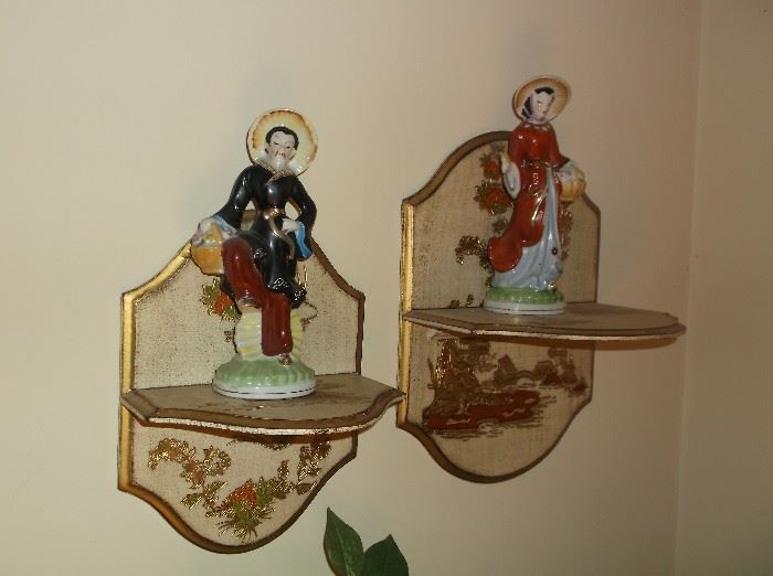 Pair of Florentine shelves and figurines