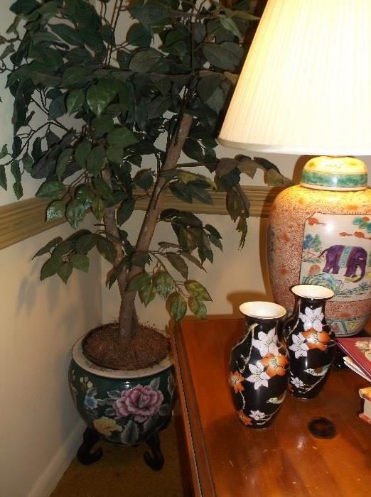 Jardinere w/ficus tree and pair of ginger jar lamps w/elephants 