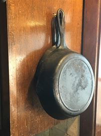 Cast iron frying pan