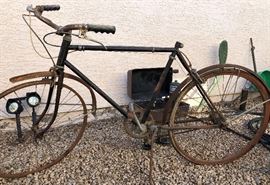 Vintage Bike w lots of rust (What would Joanna Gaines do with this fabulous piece?!)