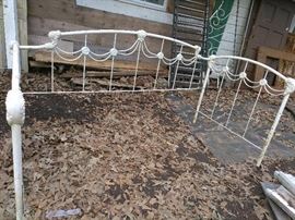 Antique decorative twin metal day bed