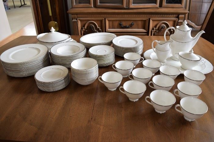 Royal DOULTON " Signet" 93 pieces Fine Bone China Set