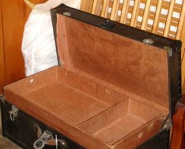 Vintage foot locker in good condition