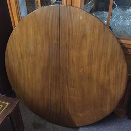 Very nice round antique oak coffee table,  dimensions 44 inches in diameter with bass is 17 inches tall. 