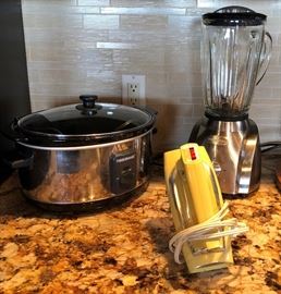 Crockpot, Blender and Vtg Hand Mixer