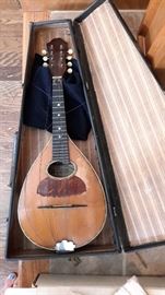 Vintage Brilliantone Mando mandoline with case. 