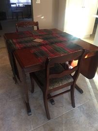 Beautiful drop leaf table
3 leaves
Pad
10 matching chairs!!!!!
Great condition