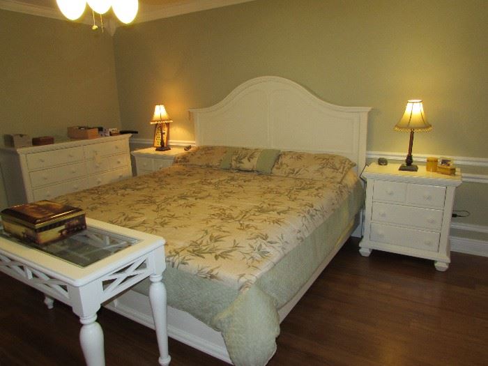 King size Broyhill bed, two matching side cabinets, dresser, sofa table, two matching bronze bedside lamps