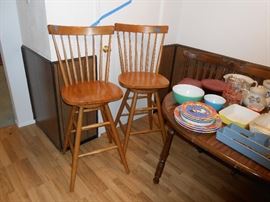 (2) bar stools that rotate