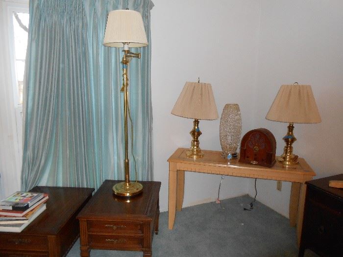 Newer sofa table, lamps