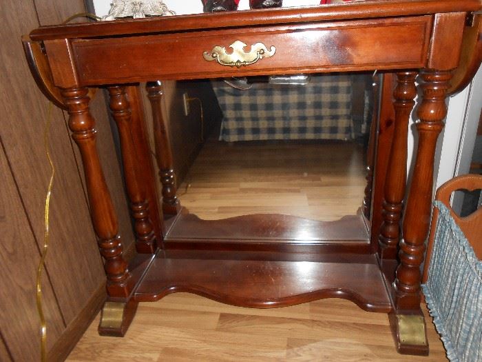 Very nice mirrored bottom, 1 drawer with 2 drop sides