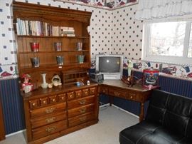 Very nice wood chest of drawers/shelf and corner desk