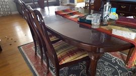 Queen Anne table (4) chairs