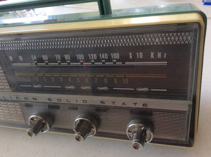 Vintage Teal Super Silicone Solid State 7TR Mamive Radio