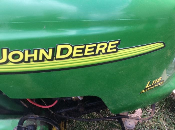 John Deere, L118 Riding lawn mower, 22 HP