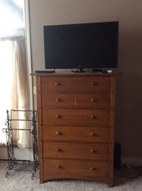
Thomasville Queen size bed, two matching end table, dresser and chest of drawers with mirror - LIKE NEW
