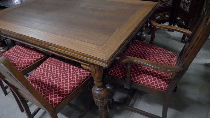 very nice 1920 era table and chairs pull out leafs