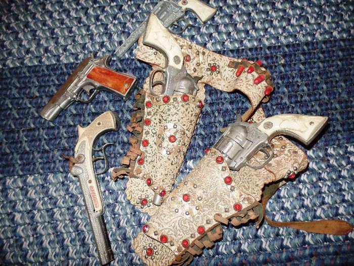 Very cool vintage toy gun set, pristine condition with more toy guns 