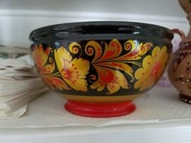 There are several 'Russian' detailed bowls and items