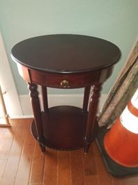 Classic Line Vintage Accent Table