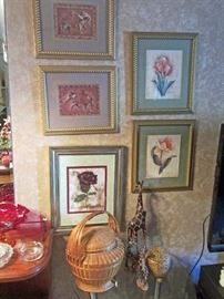 Decorator prints, baskets, carved wood giraffes 