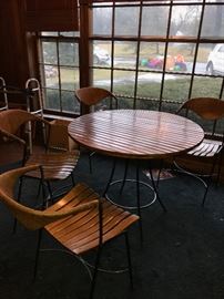 MCM WOODEN SLATS, WICKER AND METAL ROUND TABLE WITH 4 CHAIRS