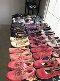 WOMENS SHOES=LOTS OF BORN SHOES SIZE 8 TO 8.5