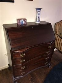 CHIPPENDALE MAHOGANY SLANT-TOP DESK