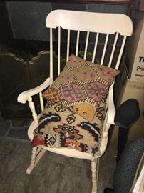 PAINTED WHITE WOODEN CHAIR