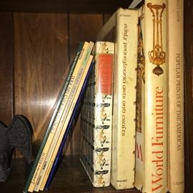 ANTIQUE AND COLLECTIBLES REFERENCE BOOKS