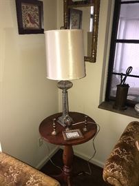 ROUND TABLE WITH ANTIQUE LAMP