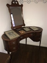 KIDNEY SHAPED MAHOGANY DESK