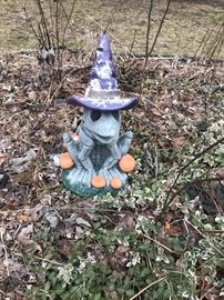 HALLOWEEN FROG-YARD DECOR’