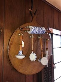 BLUE AND WHITE POTTERY HANGING KITCHEN UTENSIL SET