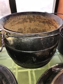 CAST IRON CAULDRON
