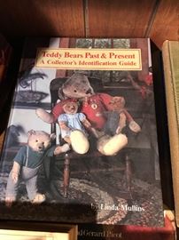 ANTIQUES AND COLLECTIBLES REFERENCE BOOKS