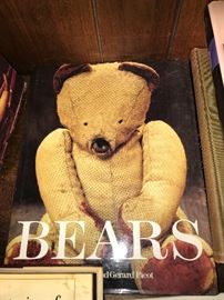 ANTIQUES AND COLLECTIBLES REFERENCE BOOKS