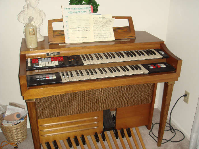 Thomas electric organ
