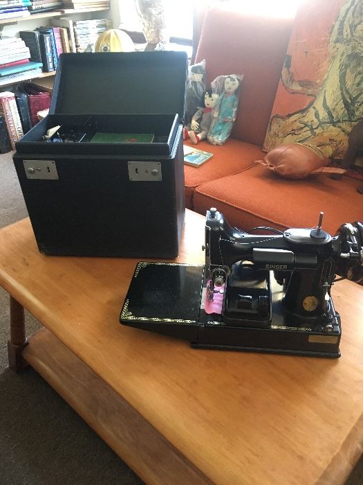 Portable Singer Sewing Machine with Case