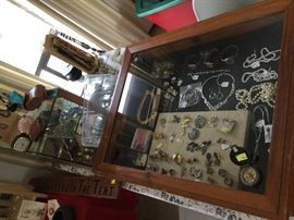 Jewelry and small collector tins, hunting & pocet knives