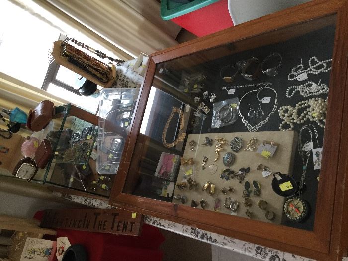 Jewelry and small collector tins, hunting & pocet knives