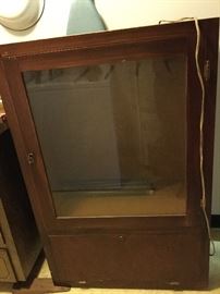 Locking gun cabinet