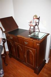 Showing top opening of buffet/bar