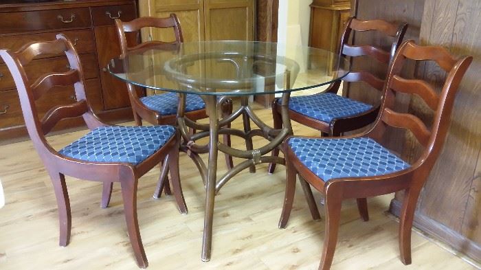Glass top table with 4 chairs (42" diameter)