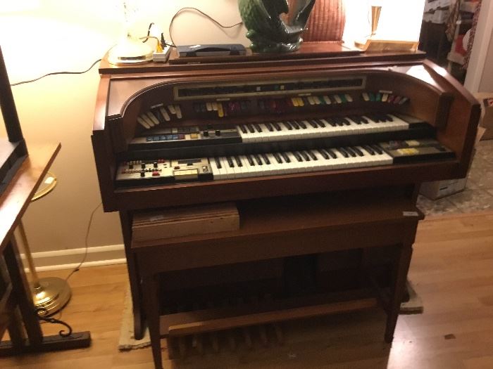 Vintage Organ - needs some work 