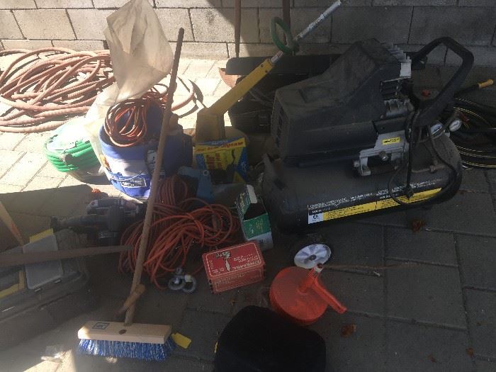 • Gas lawn mower
• Compressor
• Drills
• Mita- saw