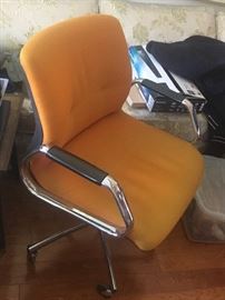 • 60s Mid-Century Modern chair with chrome base and wheel